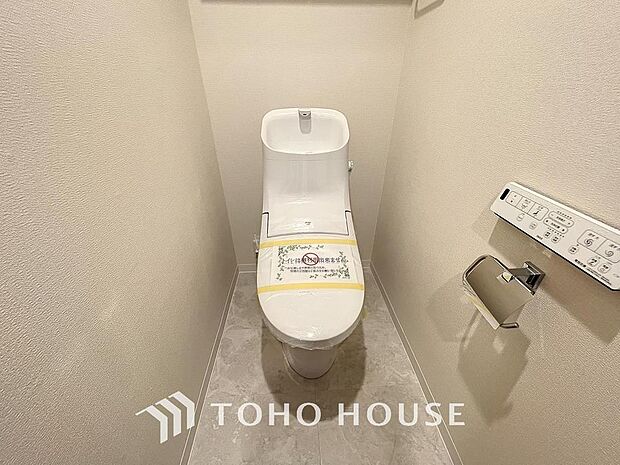「リフォーム済・トイレ」トイレは快適な温水洗浄便座付です。清潔感のあるホワイトで統一しました。