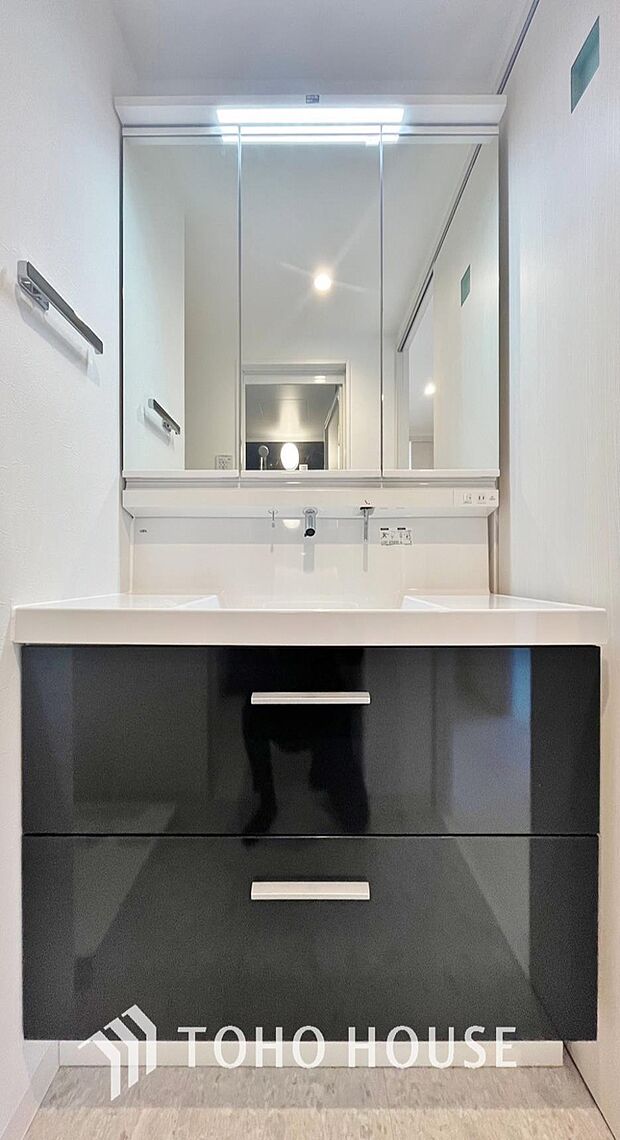 「シャワー付き。三面鏡洗面台」大きな鏡で朝の準備もばっちり。収納も多く、洗剤など日用品の保管にも便利です。