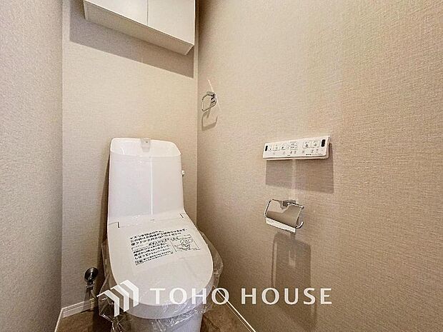 「リフォーム済・トイレ」トイレは快適な温水洗浄便座付です。清潔感のあるホワイトで統一しました。収納スペースも設けられているため、いつも清潔な空間であって頂けるよう配慮された造りです。