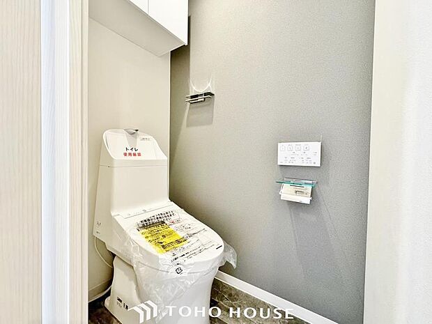 「リフォーム済み・温水洗浄便座付きトイレ」トイレは快適な温水洗浄便座付です。いつも清潔な空間であって頂けるよう配慮された造りです。