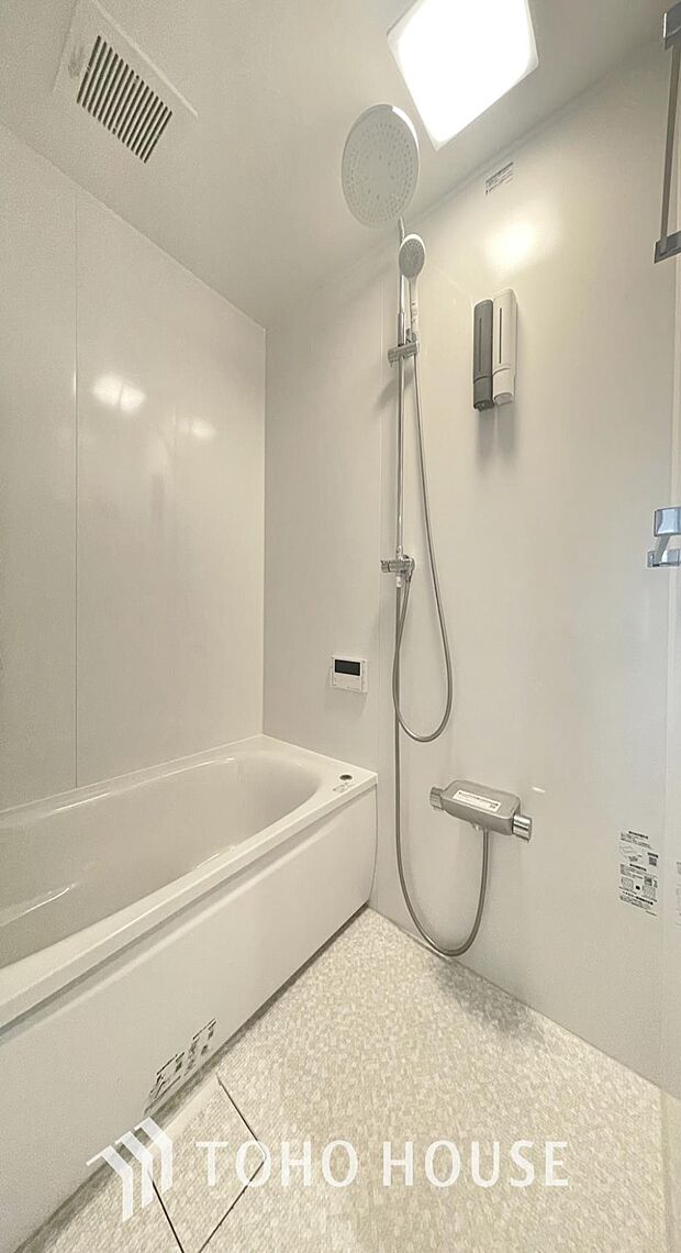 「一日の疲れをリフレッシュ。快適バスルーム。」ホワイトで統一された浴室は明るいイメージはもちろん、広く感じられるのでリラックスできます。