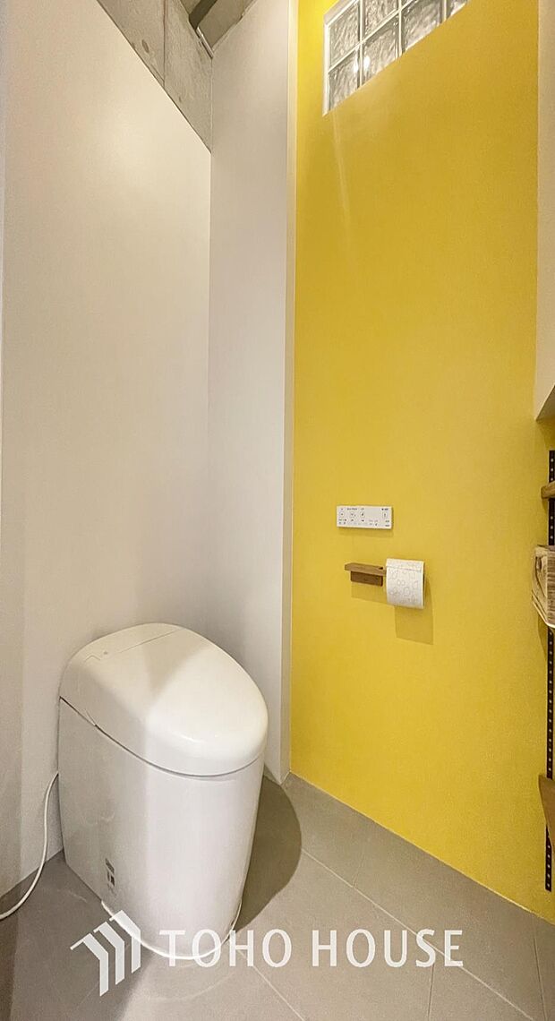 「ビタミンカラーのクロスがオシャレなトイレ」トイレは快適な温水洗浄便座付です。いつも清潔な空間であって頂けるよう配慮された造りです。