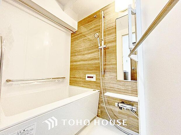 「浴室乾燥機能付きバスルーム」癒しの空間バスルームです。天気に左右されずに洗濯物を乾かせる、浴室乾燥機・オートバス機能付きです。