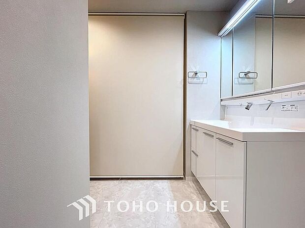 「ゆとりの洗面所」明るく清潔感のある色調で纏められた洗面室は、機能性に富んだ三面鏡と使い勝手の良い収納を完備した洗面台を設置しております。