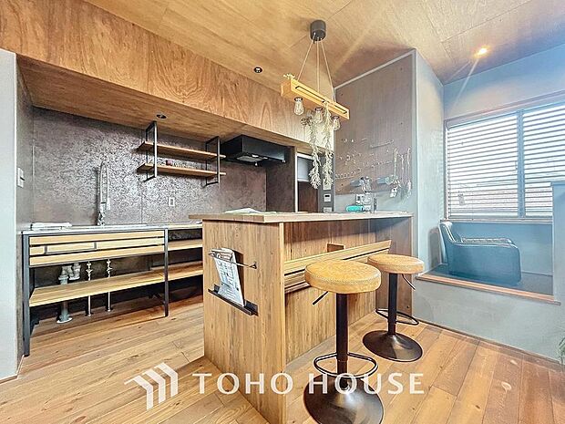 「カウンターキッチン」黒い鉄と無垢木で構成されたモダンな美しさを見せるキッチン空間。使いやすくスタイリッシュなカウンターキッチンは、開放的な雰囲気を造ります。