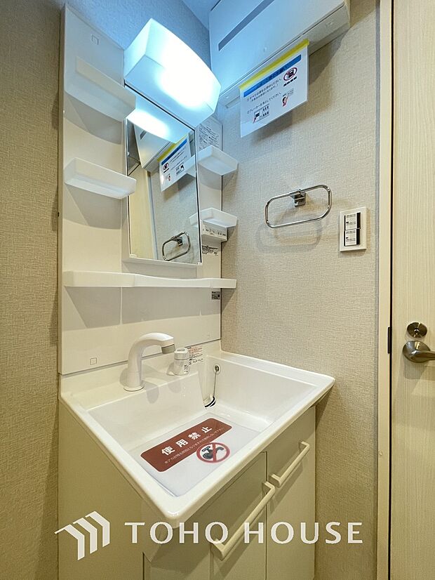 「リフォーム済・洗面台」大きな鏡で朝の準備もばっちり。収納も多く、洗剤など日用品の保管にも便利です。