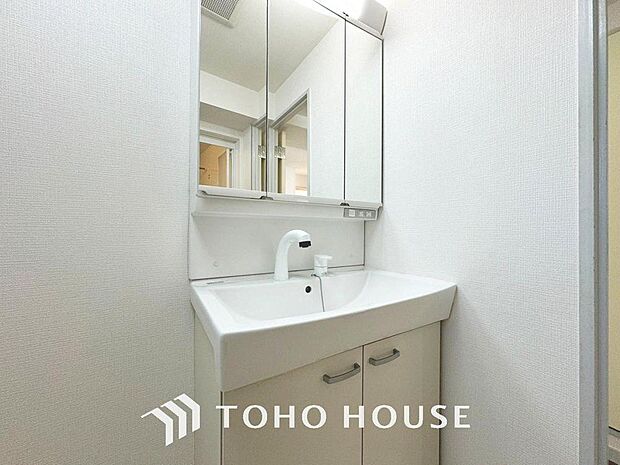 「三面鏡付き。洗面台」洗面台には三面鏡を採用。鏡の後ろに収納スペースが設けられているので、洗面台周りをスッキリと片付ける事ができます。
