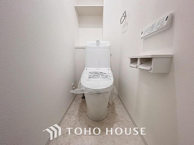 「リフォーム済み温水洗浄便座付きトイレ」トイレは快適な温水洗浄便座付です。清潔感のあるホワイトで統一しました。いつも清潔な空間であって頂けるよう配慮された造りです。