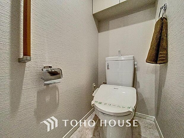 「温水洗浄便座付きトイレ」収納スペースが完備されているトイレは、清潔感のあるホワイトで統一しました。いつも清潔な空間であって頂けるよう配慮された造りです。