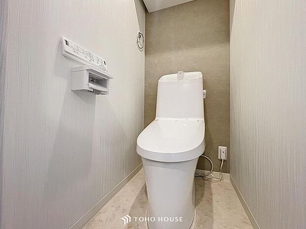 「リフォーム済みの温水洗浄便座付きトイレ」トイレは快適な温水洗浄便座付です。いつも清潔な空間であって頂けるよう配慮された造りです。