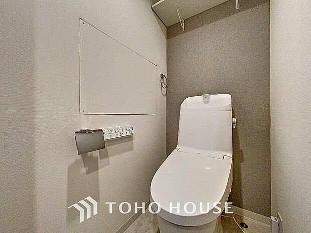 「温水洗浄便座付きトイレ」トイレは快適な温水洗浄便座付です。いつも清潔な空間であって頂けるよう配慮された造りです。