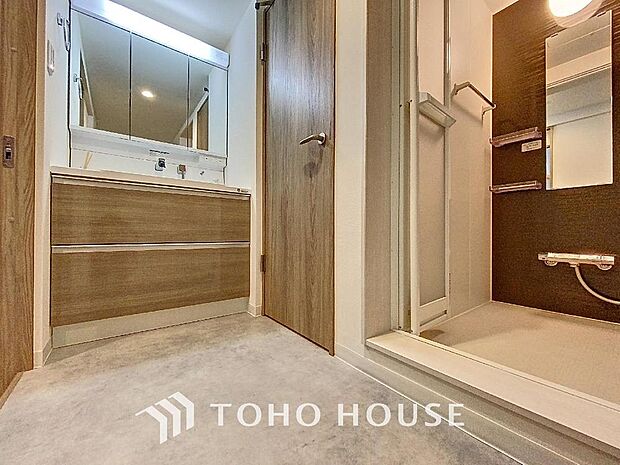「シャワー機能付き洗面室」明るく清潔感のある色調で纏められた洗面室は、機能性に富んだ三面鏡と使い勝手の良い収納を完備しました。