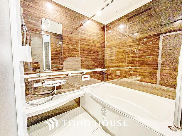 「リフォーム済みのバスルーム。」癒しの空間バスルームです。天気に左右されずに洗濯物を乾かせる、浴室乾燥機・オートバス機能付きです。