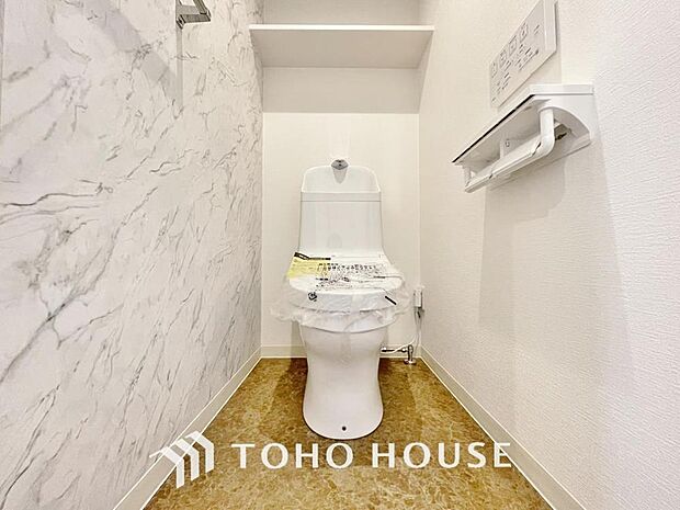 「温水洗浄便座付きトイレ」トイレは快適な温水洗浄便座付です。清潔感のあるホワイトで統一しました。いつも清潔な空間であって頂けるよう配慮された造りです。