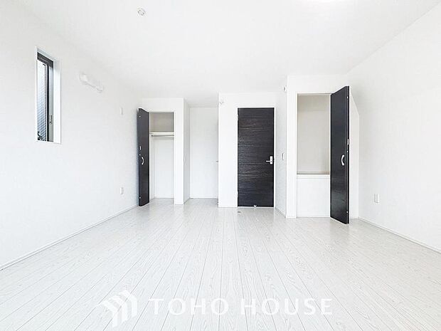 「白　×　黒　スタイリッシュな居室」ダークカラーのドアがアクセントとなっているスタイリッシュな印象のリビング空間です。