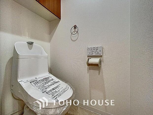 「リフォーム済みの温水洗浄便座付きトイレ」トイレは快適な温水洗浄便座付です。清潔感のあるホワイトで統一しました。いつも清潔な空間であって頂けるよう配慮された造りです。