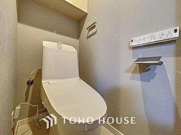 「リフォーム済みの温水洗浄便座付きトイレ」トイレは快適な温水洗浄便座付です。いつも清潔な空間であって頂けるよう配慮された造りです。