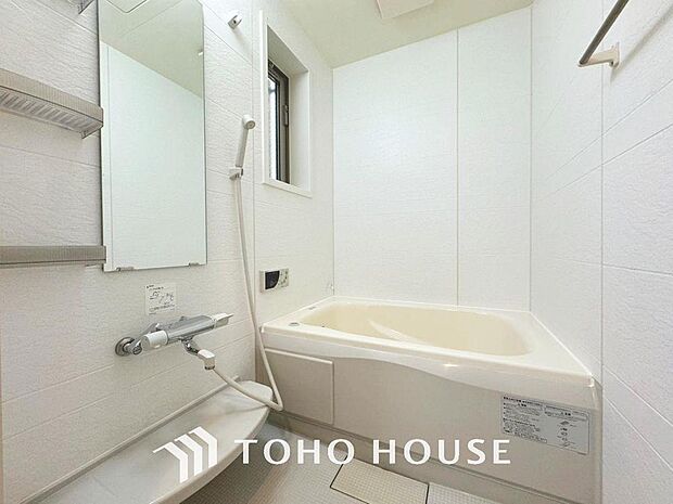 「癒し・快適バスルーム。」白を基調としたシンプルながらも清潔感の溢れる浴室には追い炊き機能付き。もちろん小さなお子様と入っても広々使えて癒しのバスタイムになりますね。