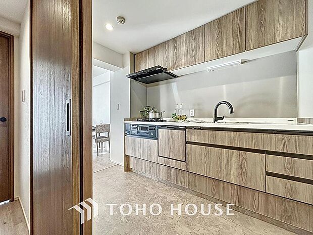 「毎日の家事時間を快適に。」柔らかな印象の木目をイメージしたキッチンは、お洒落な内装をご提案。ご家族の日常の中で特別な空間を過ごすことができそうですね。