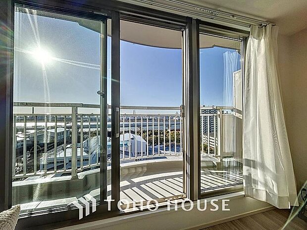「12階・高層階からのリバービュー」暖かな陽光、心地よい風、開放的な眺望を体感しながら、ワンランク上の新生活が望めます。