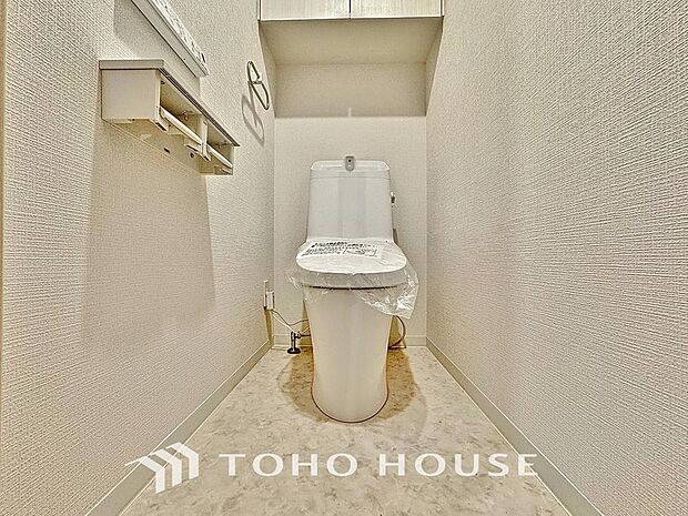 「リフォーム済・トイレ」トイレは快適な温水洗浄便座付です。清潔感のあるホワイトで統一。収納も完備され、いつも清潔な空間であって頂けるよう配慮された造りです。
