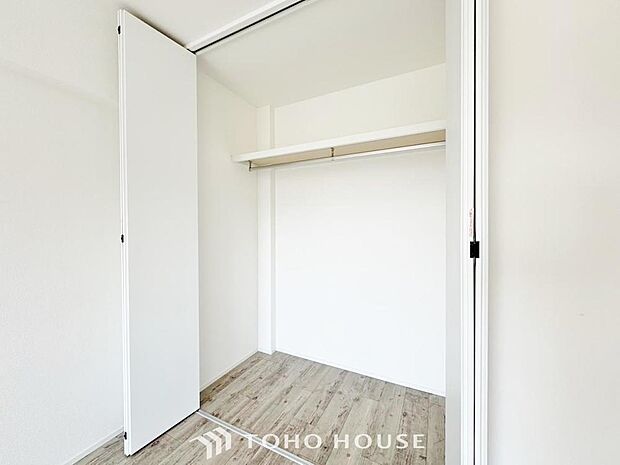 「各お部屋に収納完備」居室には収納スペースを完備し、自由度の高い家具の配置が叶うシンプルな空間です。