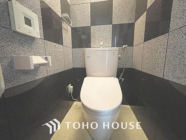 「温水洗浄便座付きトイレ」スタイリッシュな印象のトイレは、快適な温水洗浄便座付です。いつも清潔な空間であって頂けるよう配慮された造りです。