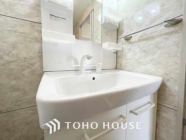 「シャワー機能付きの洗面台」シンプルだからこそ使いやすい。スタンダードなデザインの洗面ボウルは清潔感あるオフホワイトです。