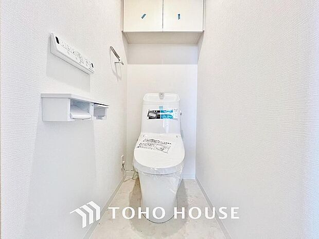 「リフォーム済・キッチン」トイレは快適な温水洗浄便座付です。清潔感のあるホワイトで統一しました。いつも清潔な空間であって頂けるよう配慮された造りです。
