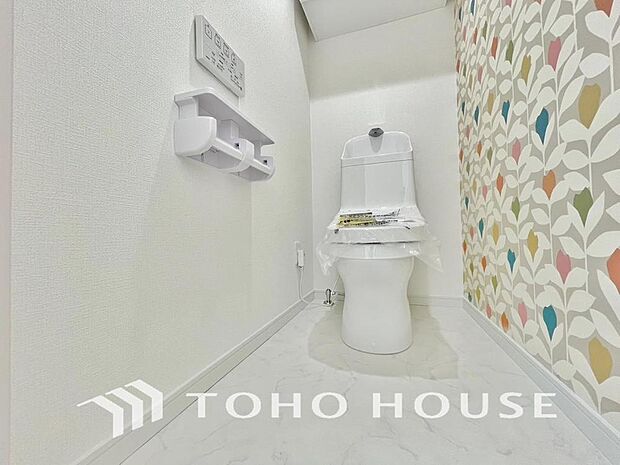 「リフォーム済・トイレ」トイレは快適な温水洗浄便座付です。いつも清潔な空間であって頂けるよう配慮された造りです。