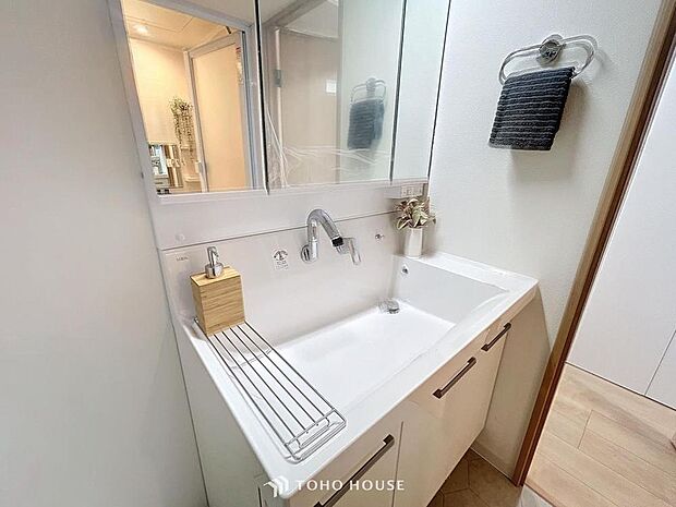 「リフォーム済・洗面台」洗面台には三面鏡を採用。身だしなみを整えやすい事はもちろんですが、鏡の後ろに収納スペースを設ける事により、散らかりやすい洗面スペースをすっきりさせる事が出来るのも嬉しいですね