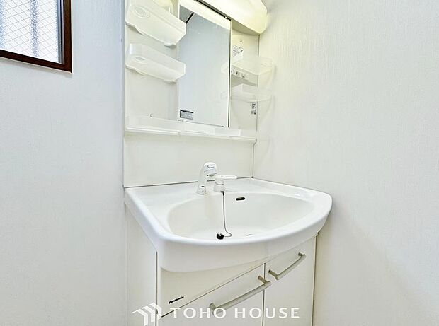 「シャワー機能付き。洗面台」シンプルだからこそ使いやすい。スタンダードなデザインの洗面ボウルは清潔感あるオフホワイトです。
