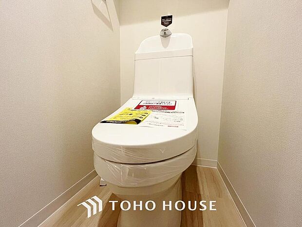 「リフォーム済・トイレ」トイレは快適な温水洗浄便座付です。清潔感のあるホワイトで統一しました。いつも清潔な空間であって頂けるよう配慮された造りです。