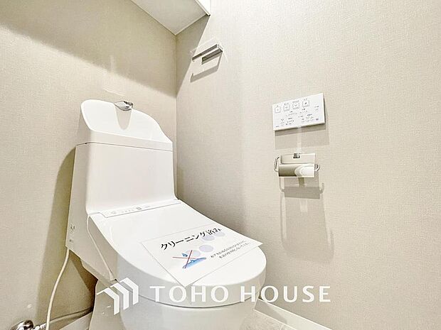 「リフォーム済・温水洗浄便座付きトイレ」トイレは快適な温水洗浄便座付です。清潔感のあるホワイトで統一しました。いつも清潔な空間であって頂けるよう配慮された造りです。