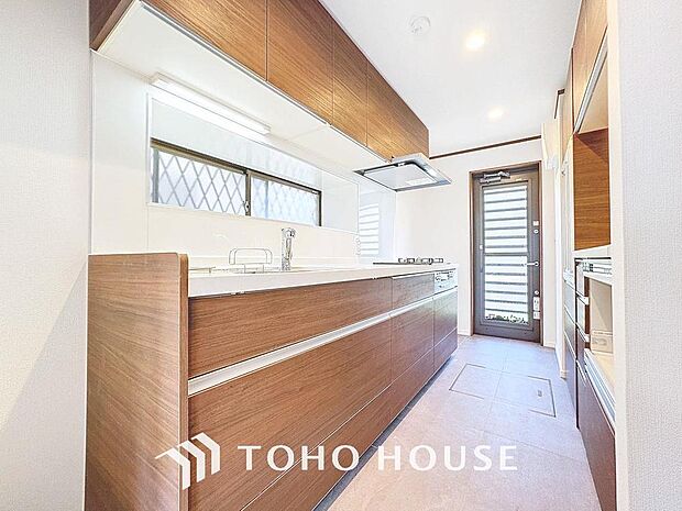 「壁付けキッチン」リビングのスペースを広く取れる壁付けキッチン。家事の動線を考え、動きやすく、使いやすい空間造りができます。