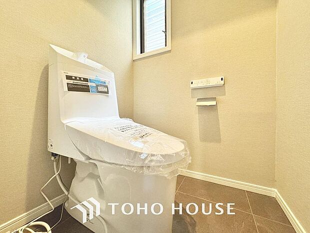 「リフォーム済・トイレ」トイレは快適な温水洗浄便座付です。清潔感のあるホワイトで統一しました。いつも清潔な空間であって頂けるよう配慮された造りです。