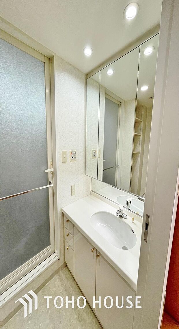 「洗面所」明るく清潔感のある色調で纏められた洗面室は、機能性に富んだ三面鏡と使い勝手の良い収納を完備した洗面台を設置しております。