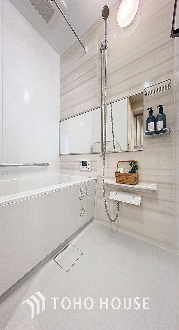 「リフォーム済・快適バスルーム。」一日の疲れをリフレッシュしてくれる、癒しの空間バスルームです。天気に左右されずに洗濯物を乾かせる、浴室乾燥機・オートバス機能付きです。