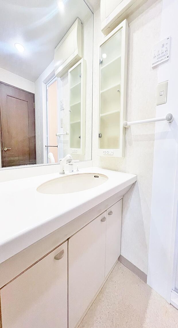 「洗面台」大きな鏡で朝の準備もばっちり。収納も多く、洗剤など日用品の保管に便利です。