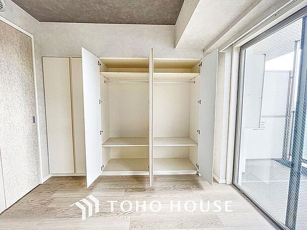 「収納完備」居室には3面の収納スペースを完備し、自由度の高い家具の配置が叶うシンプルな空間です。