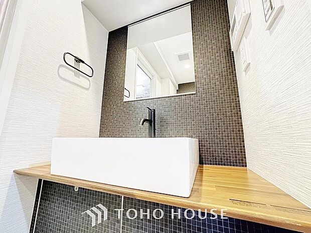 「デザイン性の高い洗面台。」白と黒を基調とし、シンプルでスッキリとした印象の洗面台になっています。