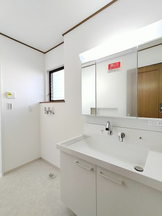 シャワー付き洗面台は新規交換済みです。スペースに余裕があるので部屋干しも可能です。