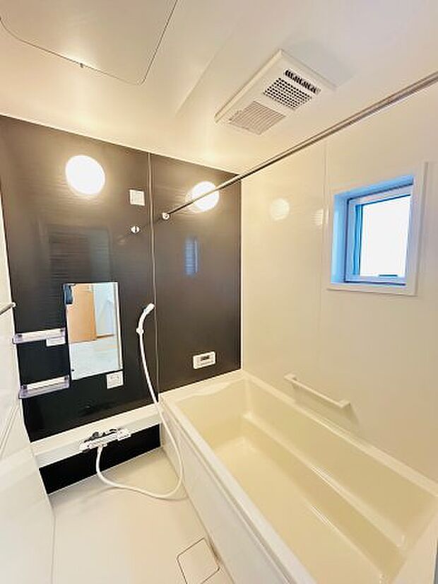 【浴室】　ゆとりある1坪タイプの浴室となります。　浴室暖房乾燥機も完備しておりますので1年通して快適にご利用できます。