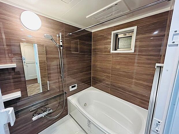 浴室ユニットバス浴室換気乾燥機と窓があり換気は良好です