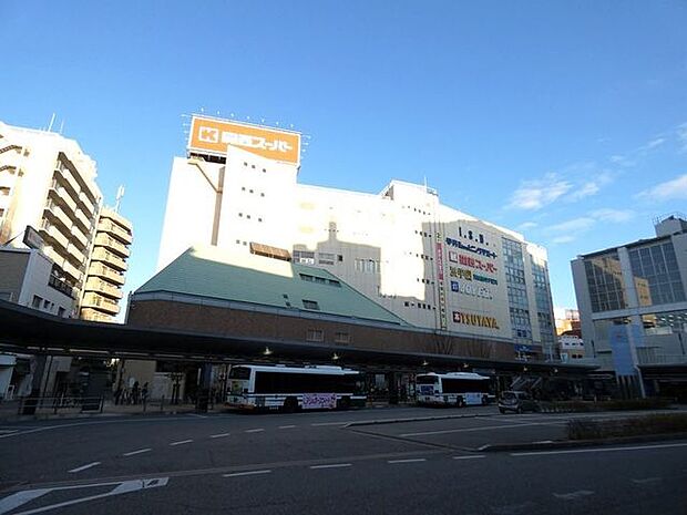 伊丹ショッピングデパート 徒歩15分。阪急伊丹駅ロータリにあるショッピング施設。関西スーパー・ＴＵＴＡＹＡ・100均・フィットネス施設と生活に必要な施設がそろっています。 1200m