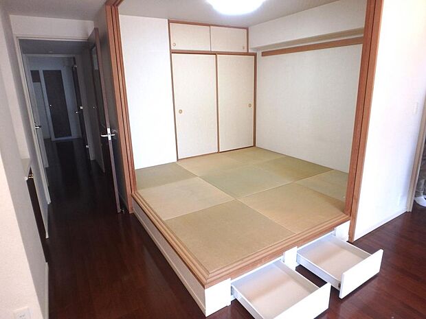 コーナー約4.5帖の和室は琉球畳♪掘りごたつ、収納あり♪