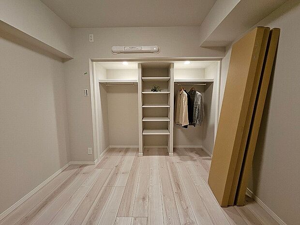 内装・収納付きで部屋を広く使うことができます。