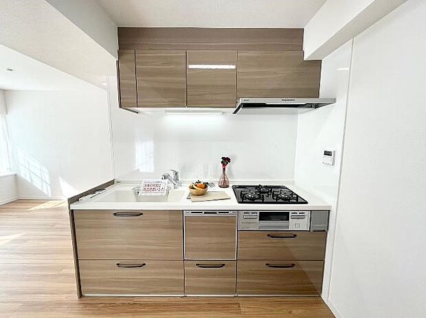 内装・使い勝手の良いキッチン。収納スペースもしっかり確保されています。