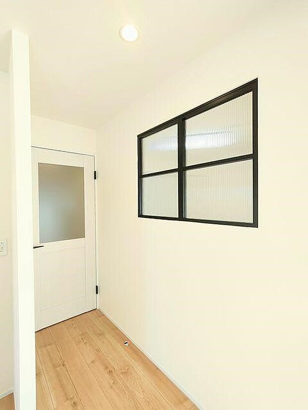 小窓付きの洋室は在宅ワークや子供部屋にも便利ですね。