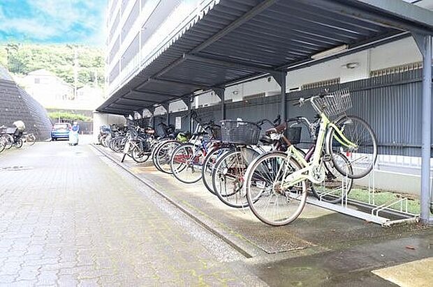 駐輪場。屋根付きなので雨風から大切な自転車を守ってくれます。